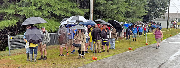 A hearty bunch of buyers, umbrellas deployed, braved the pouring rain to get first crack at the dealers&rsquo; offerings.