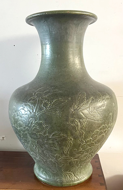 Important art pottery vase, 21