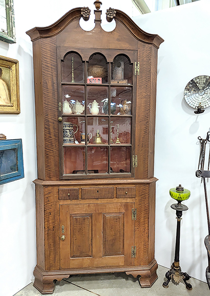 No wonder this lovely corner cupboard, with a decorative bonnet that includes a finial and rosettes, a triple-arched 12-pane glass door, and a cutout base, found a new home within the first hour of the show’s opening. It was sold by Josh Farrin of Randolph, Maine. 